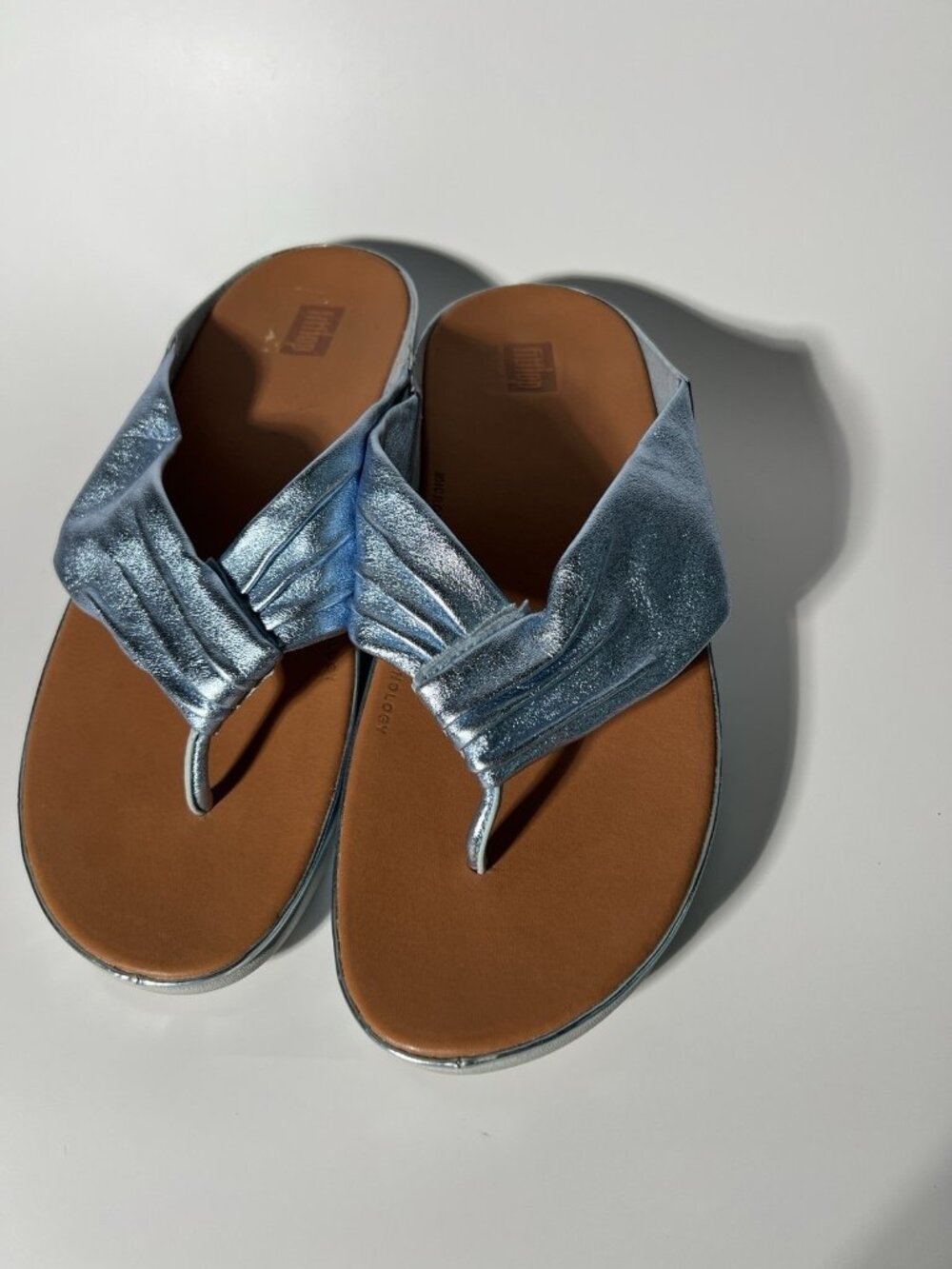 FitFlop Women’s Metallic Light Blue Leather Thong Sandals Size 9
